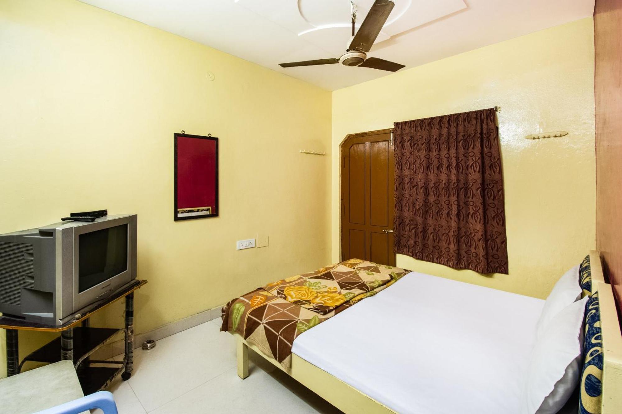 Spot On Sri Ratna Lodge Rājahmundry Buitenkant foto